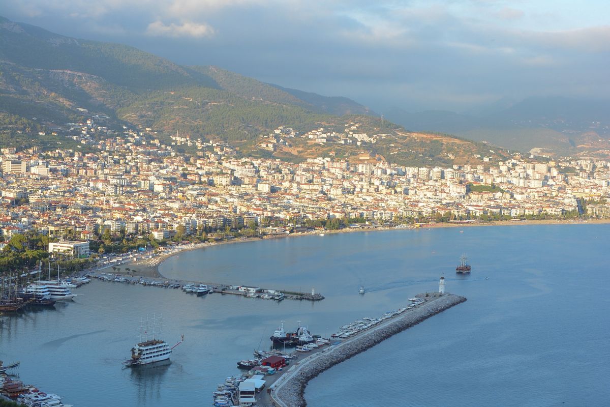 The Seljuk castle on the headland above Alanya and its beach